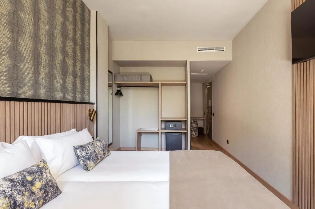 TRIPLE SUPERIOR Room, Acta Piramides, Madrid