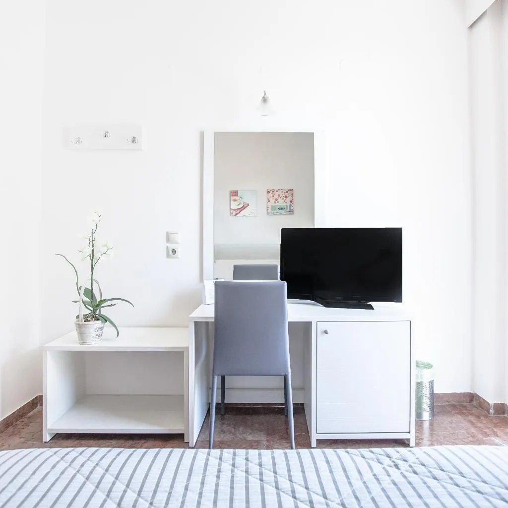 Room, Elena, Kalamata