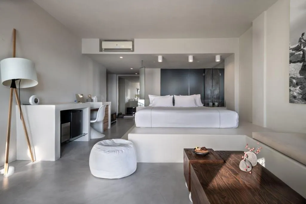 Room, West East Suites, Santorini
