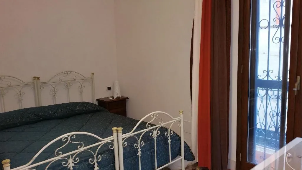 Room, Cortile Sant'Agostino, Palermo