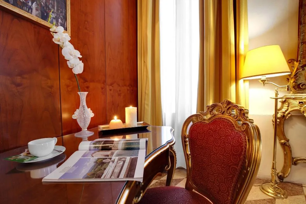 SUITE KING SIZE BED Room, Dona Palace, Venice