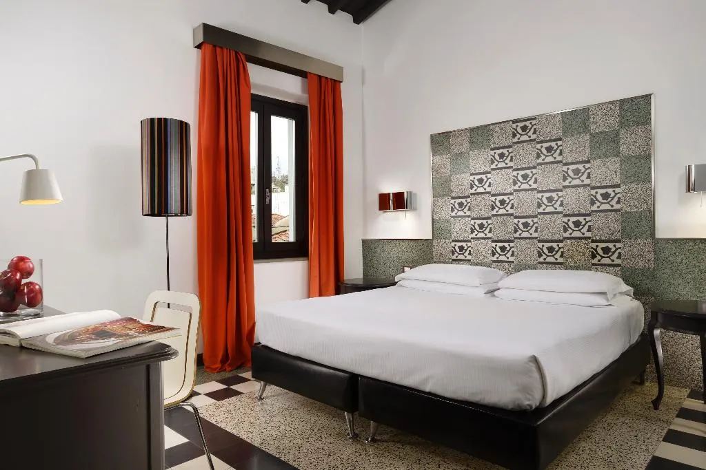 Room, Universo, Florence