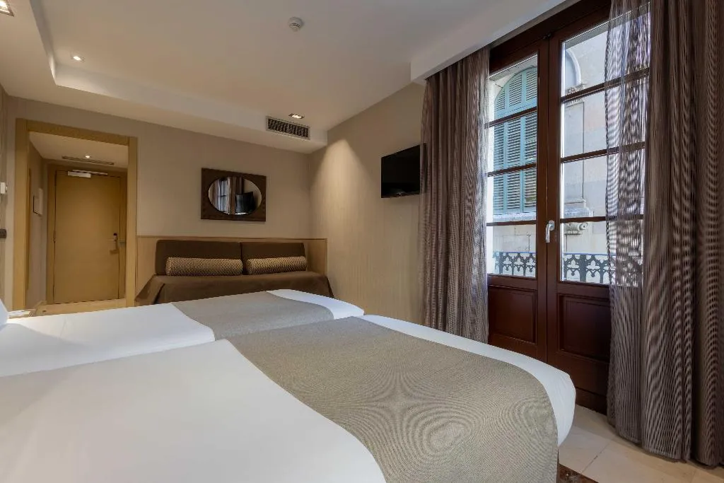 TRIPLE CAPACITY 1 Room, Gran Hotel Barcino 4*S, Barcelona
