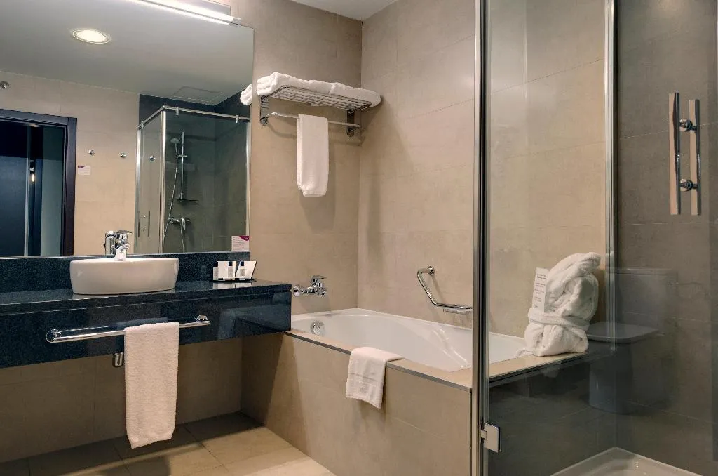 DOUBLE SUPERIOR Room, Crowne Plaza Madrid Airport, Madrid