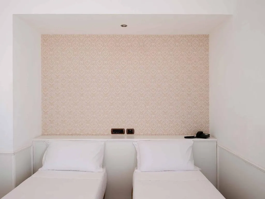 DOUBLE STANDARD Room, Grand Hotel Europa, Naples