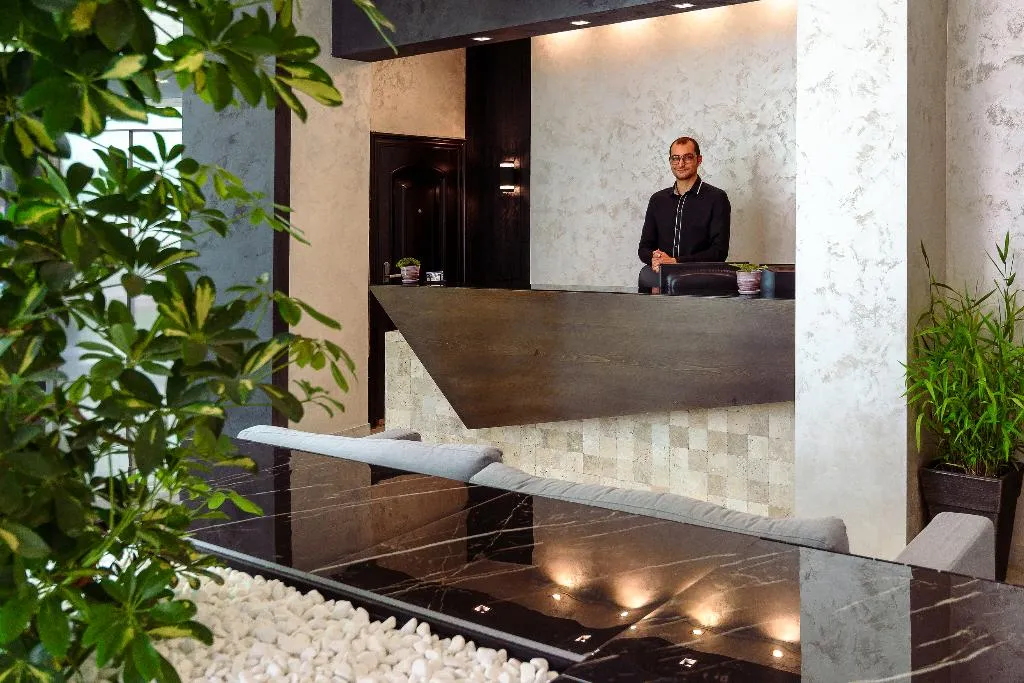 Lobby, Juli, Bourgas