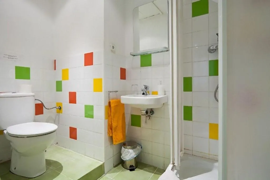 Room, Nisia, Barcelona