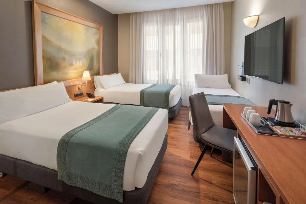 TRIPLE QUEEN SIZE BED Room, Catalonia Excelsior, Valencia