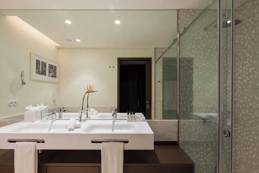 SUITE KING SIZE BED Room, Pestana Porto - A Brasileira Premium City Center, Porto