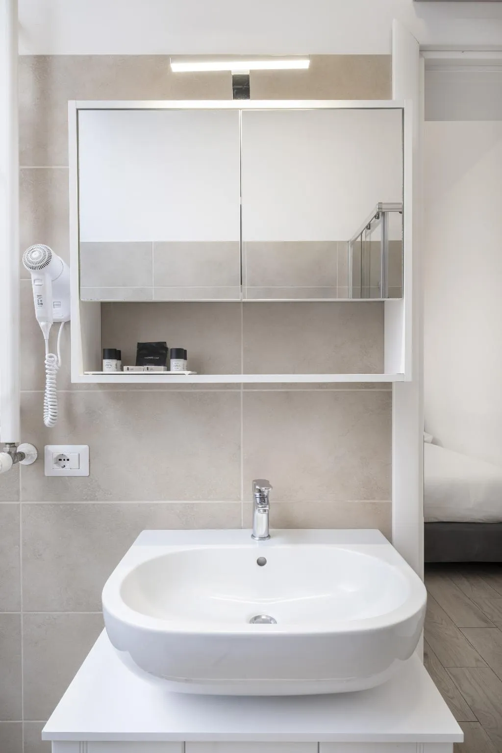 APARTMENT TWO BEDROOMS TWO BATHROOMS Room, Oriana Homèl Roma, Rome
