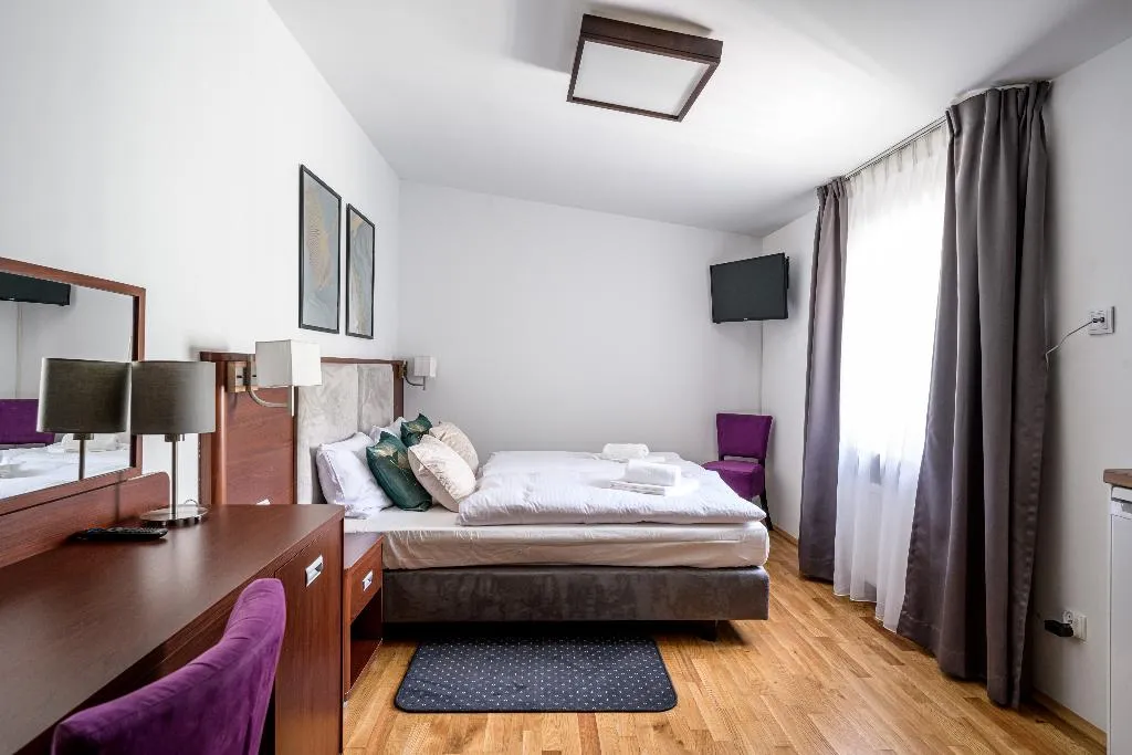 STUDIO ONE BEDROOM ONE BATHROOM Room, On/set Aparthotel, Krakow