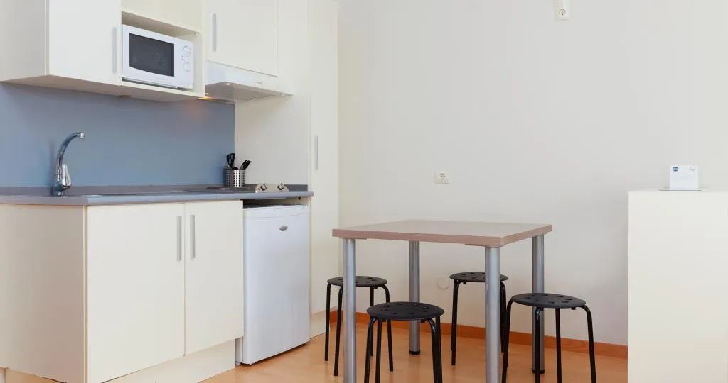 FAMILY ROOM CAPACITY 3 Room, Vertice Roomspace Madrid, Madrid
