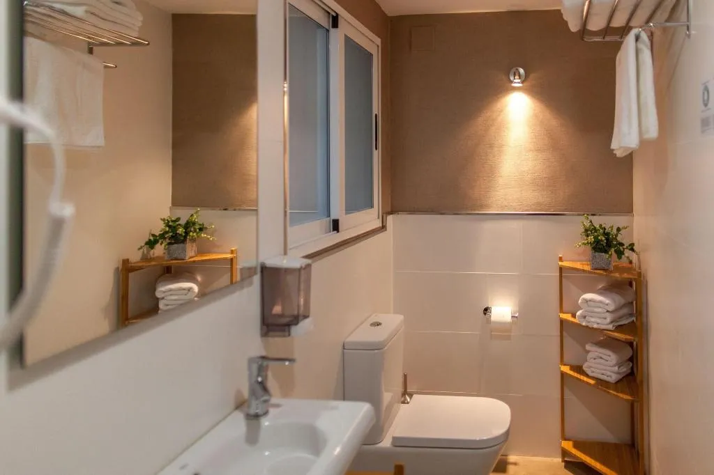 Room, Host & Home, Valencia
