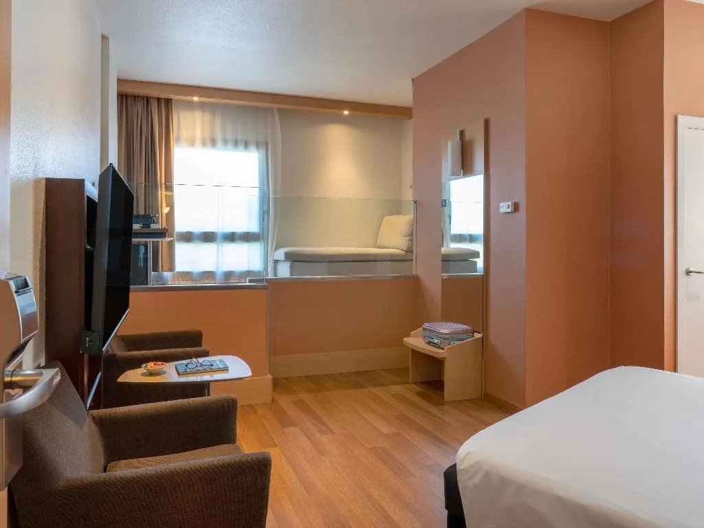DOUBLE SUPERIOR Room, Ibis Madrid Centro las Ventas, Madrid