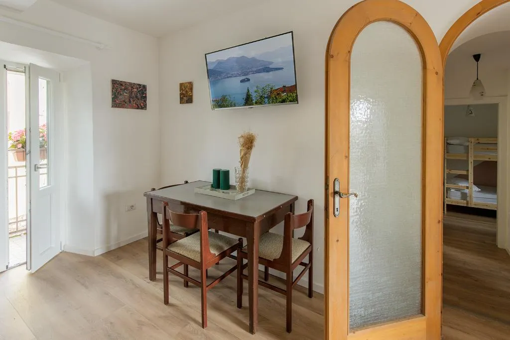 APARTMENT TWO BEDROOMS ONE BATHROOM Room, Stresa Complex Levoasi, Milan