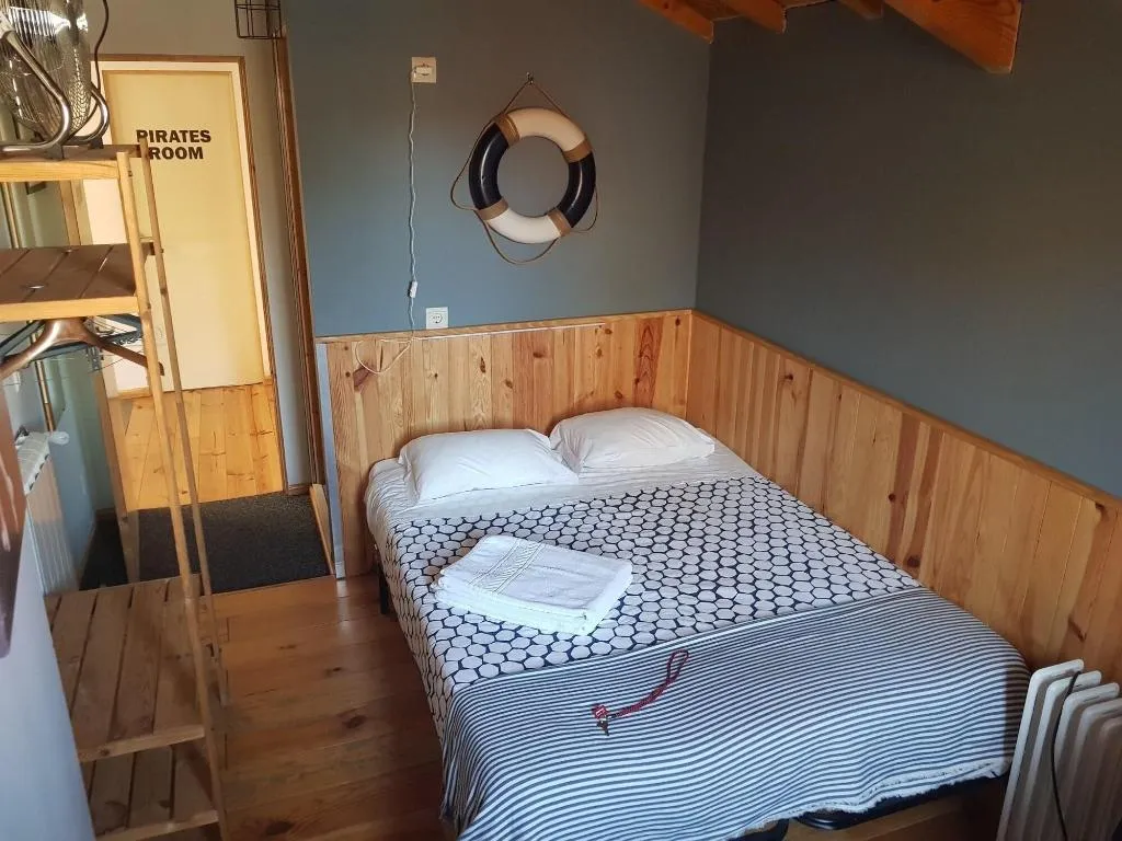 Room, Sardines And Friends, Porto