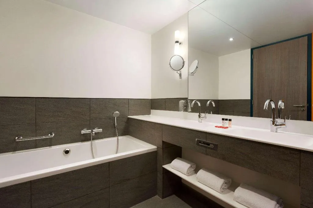 Room, Leonardo Hotel Amsterdam Rembrandtpark, Amsterdam