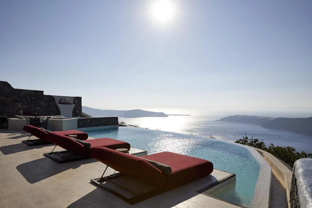 Sports and Entertainment, White Pearl Cavalieri, Santorini