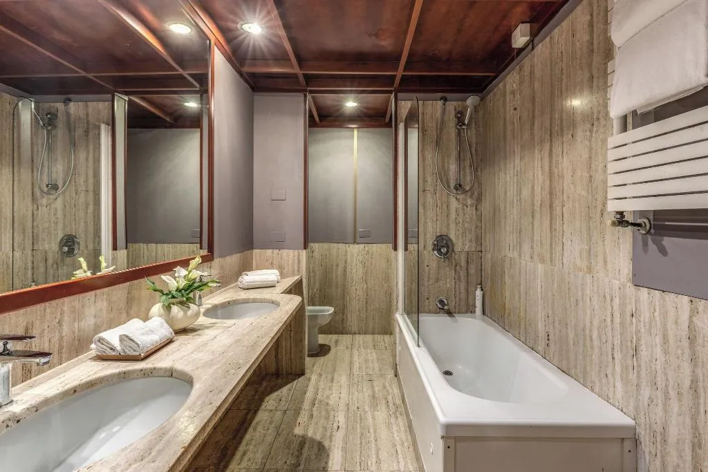 DOUBLE SUPERIOR QUEEN BED Room, Madison, Rome