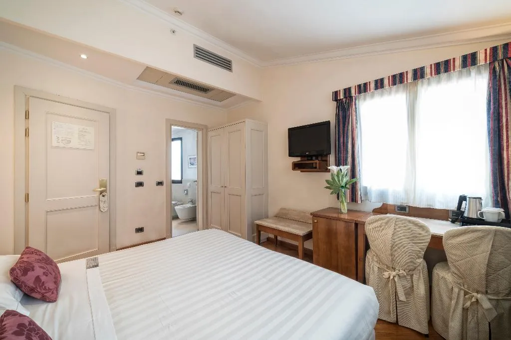 Double or Twin STANDARD Room, B&B Hotel Firenze Laurus Al Duomo, Florence