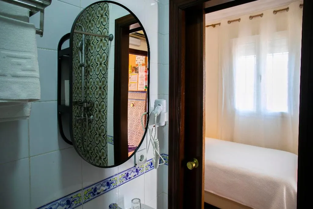 DOUBLE SINGLE USE WITH DOUBLE BED Room, Pensión dulces sueños, Seville