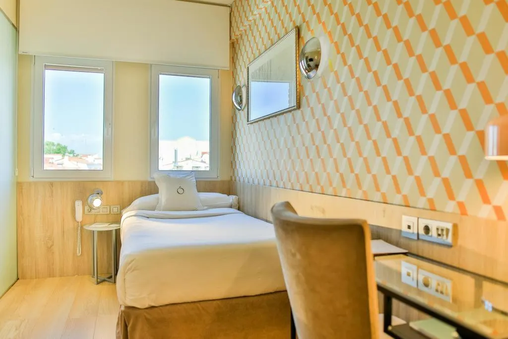 SINGLE STANDARD Room, Hotel Opera, Madrid