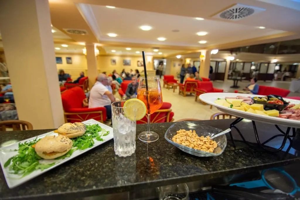 Bar, Dioscuri Bay Palace, Catania