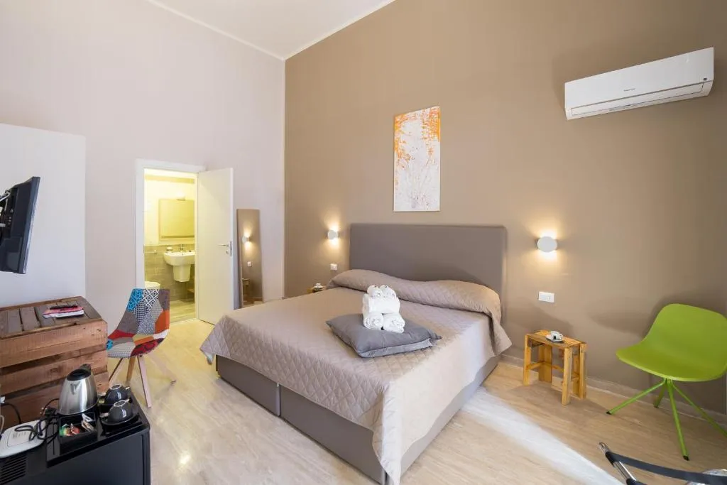 DOUBLE DELUXE KING BED Room, P.c Boutique La Loggia, Naples