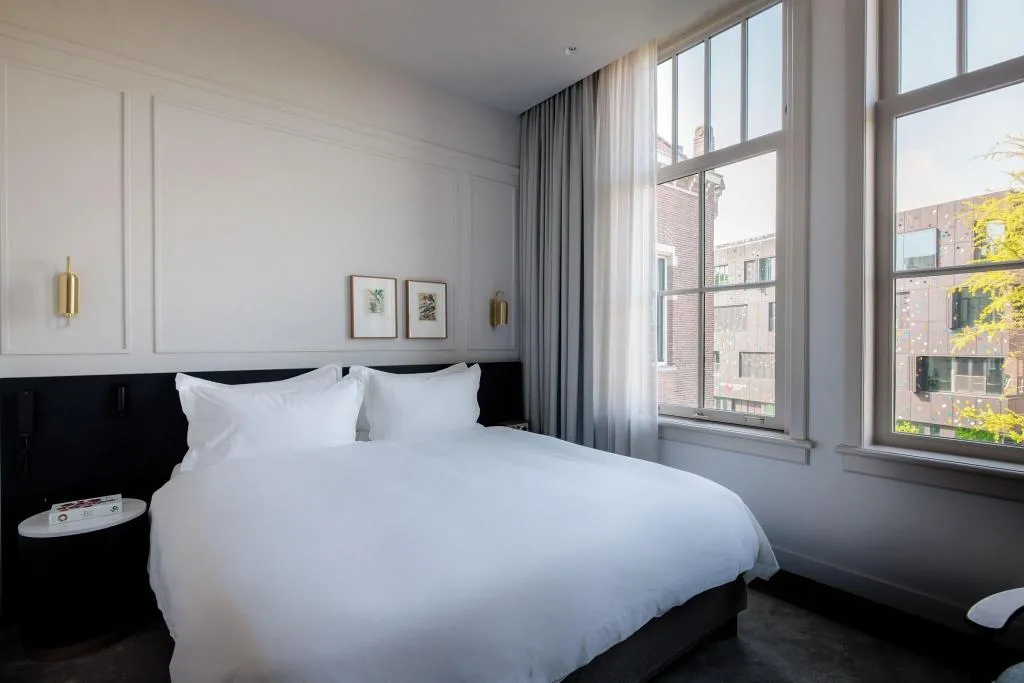 DOUBLE SUPERIOR KING BED Room, Pillows Maurits At The Park, Amsterdam