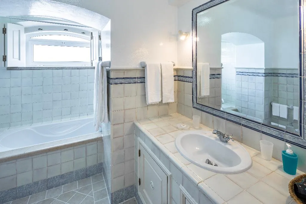 VILLA FOUR BEDROOMS Room, Shantivillas, Algarve