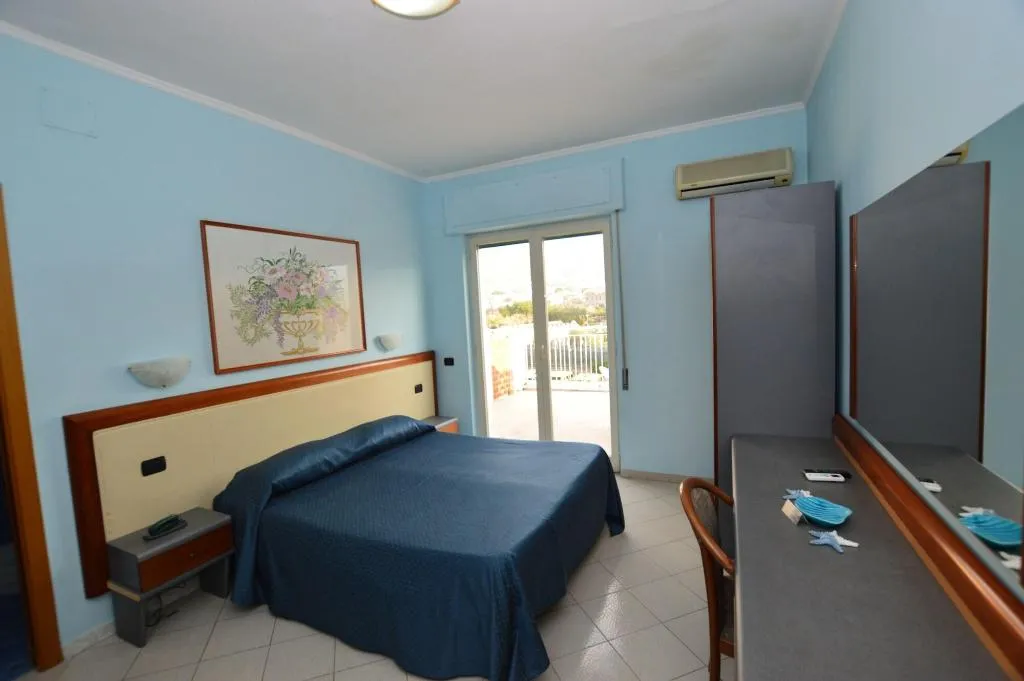 Room, Hotel Klein Wien, Naples