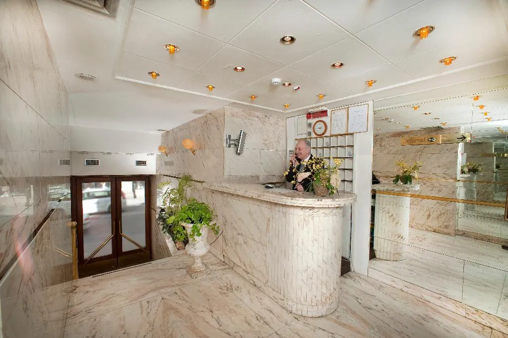 Lobby, Tritone, Rome