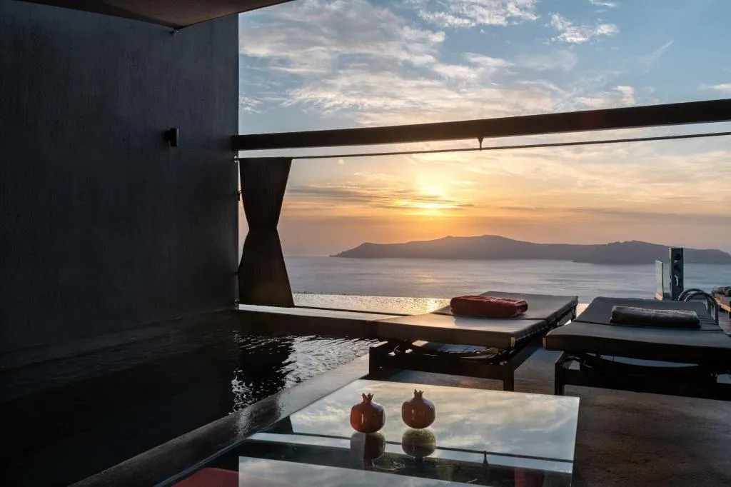 Room, West East Suites, Santorini