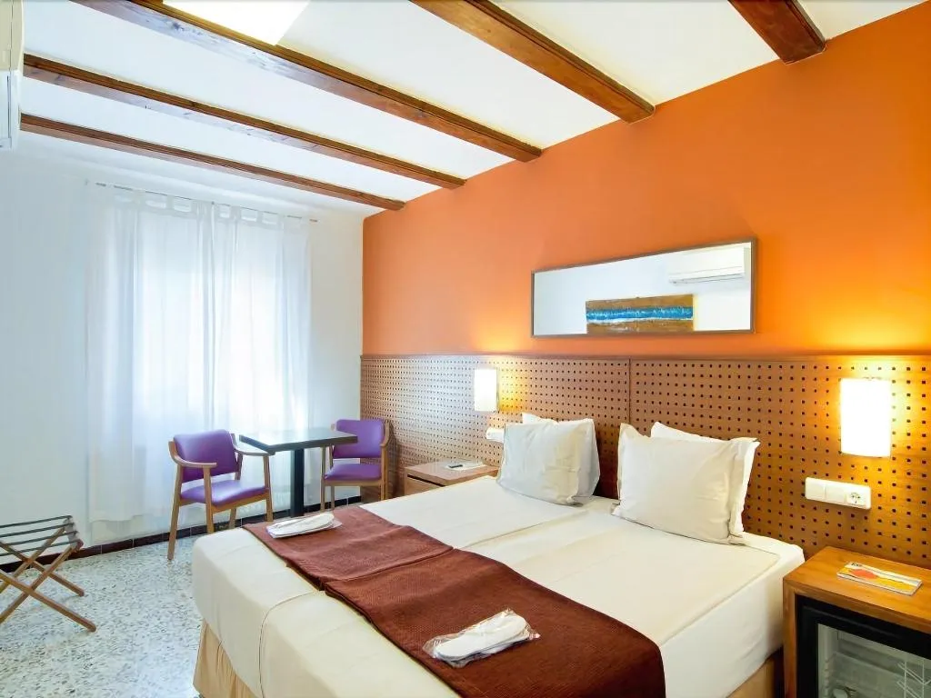Room, Aatu, Costa Brava