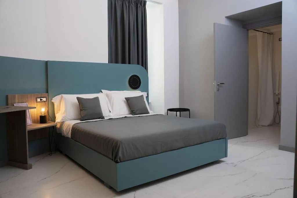 Room, Rettifilo 311, Naples