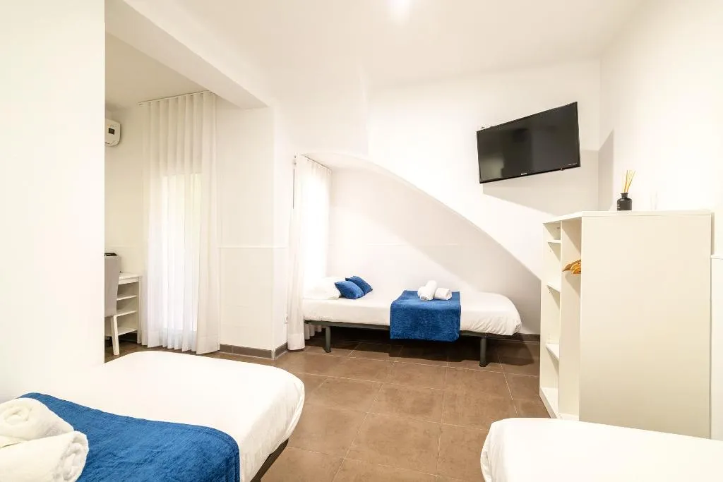 TRIPLE STANDARD Room, Laramond Barcelona Rooms, Barcelona