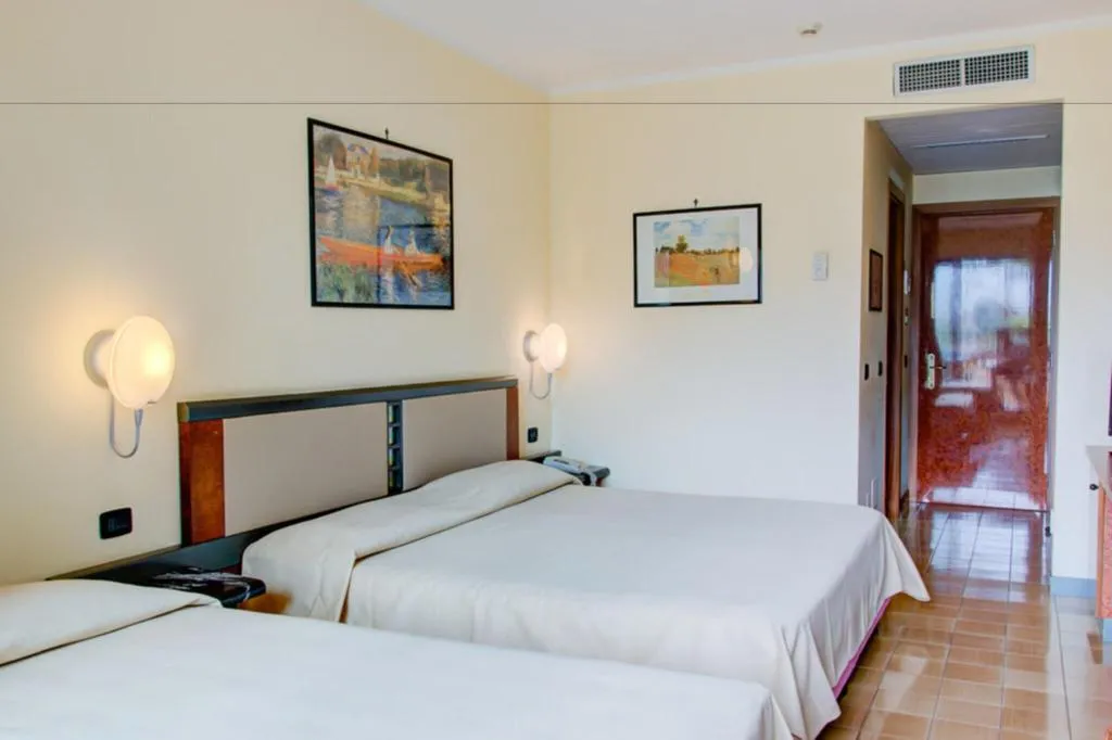 TRIPLE DELUXE Room, Caesar Palace, Catania