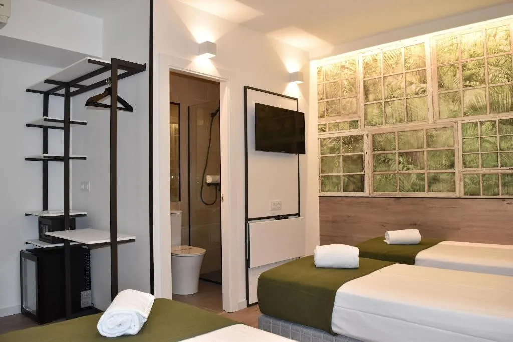 QUADRUPLE ECONOMY Room, Casp Green House, Barcelona