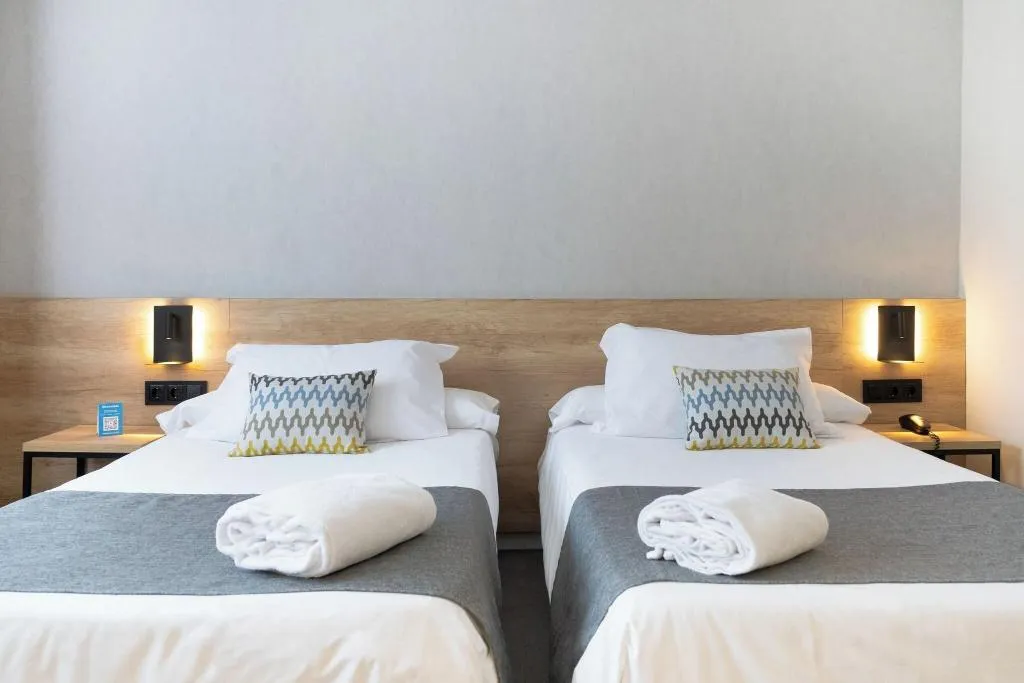 DOUBLE SINGLE USE SUPERIOR WITH DOUBLE BED Room, Checkin Montserrat, Barcelona