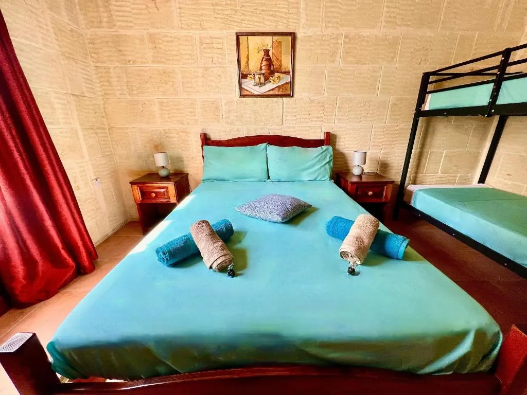 Room, Grotto's Paradise B&B, Gozo
