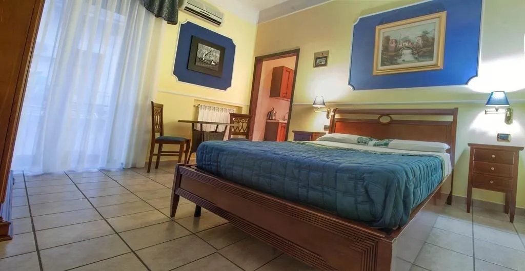 Room, Del Corso, Naples