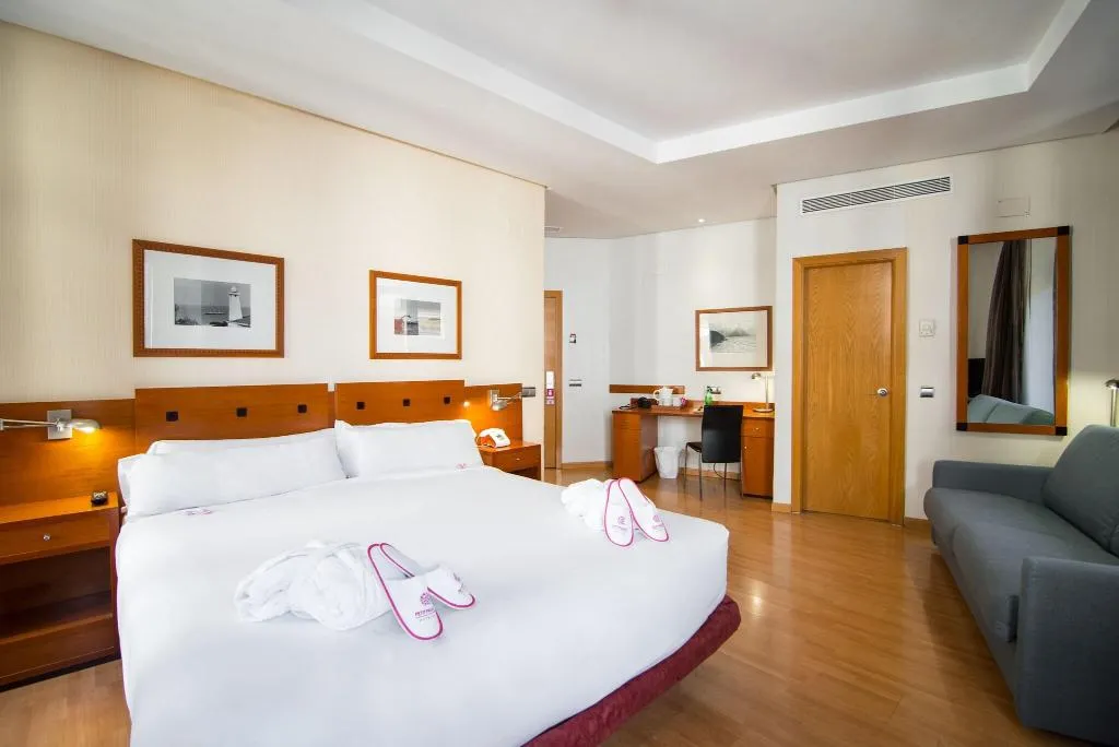 QUADRUPLE SUPERIOR Room, Petit Palace Preciados, Madrid