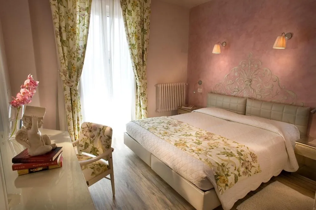 Room, Serenella, Milan
