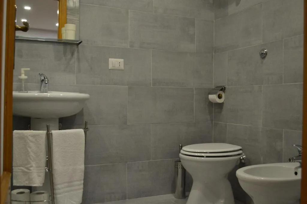 Room, Bassetto 013, Naples