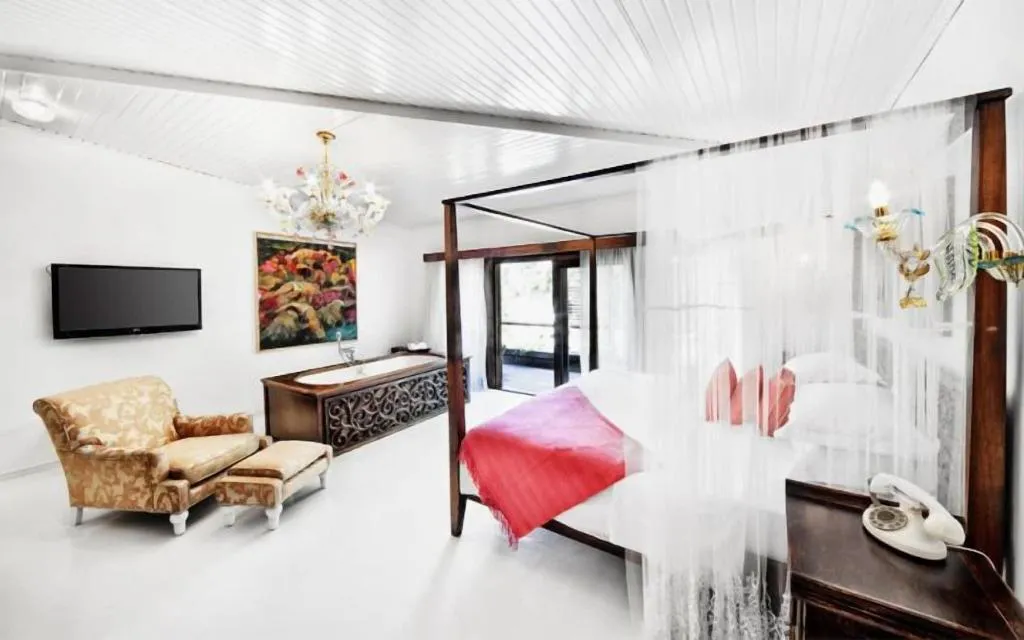 Room, Sabrina's Haus, Dalaman