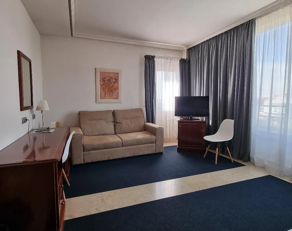TRIPLE STANDARD Room, Gran Legazpi, Madrid