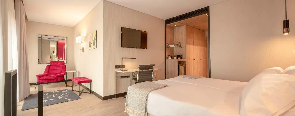 FAMILY ROOM CAPACITY 3 Room, NH Porto Jardim, Porto