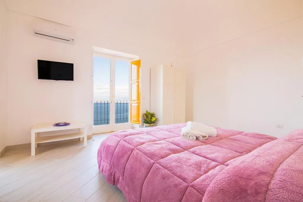 Room, Villa Mariagiovanna, Naples