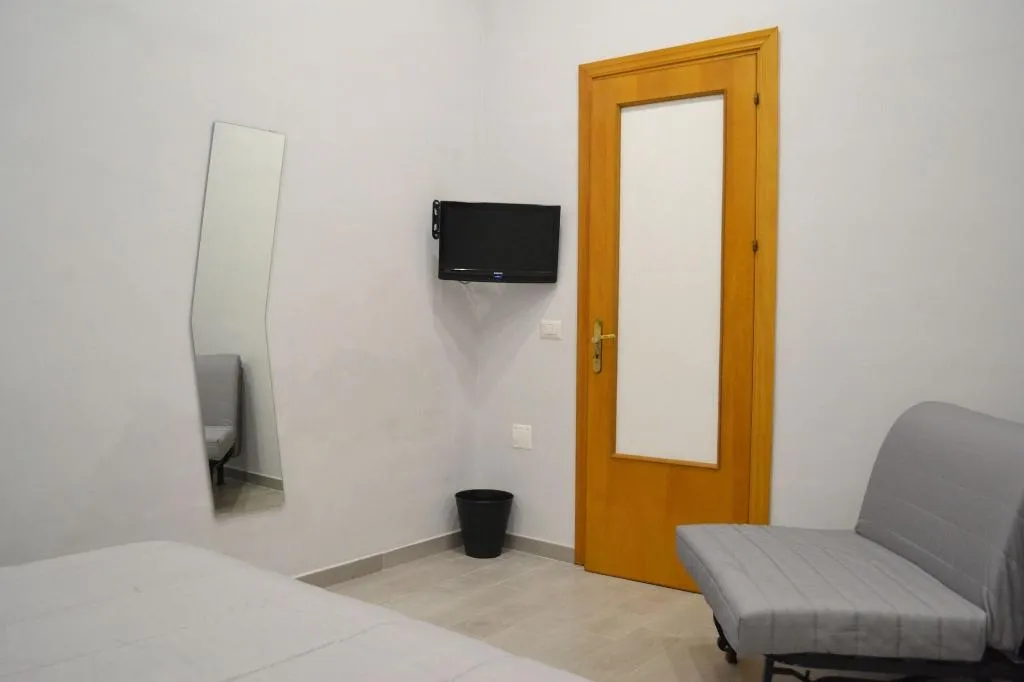 Room, Bassetto 013, Naples