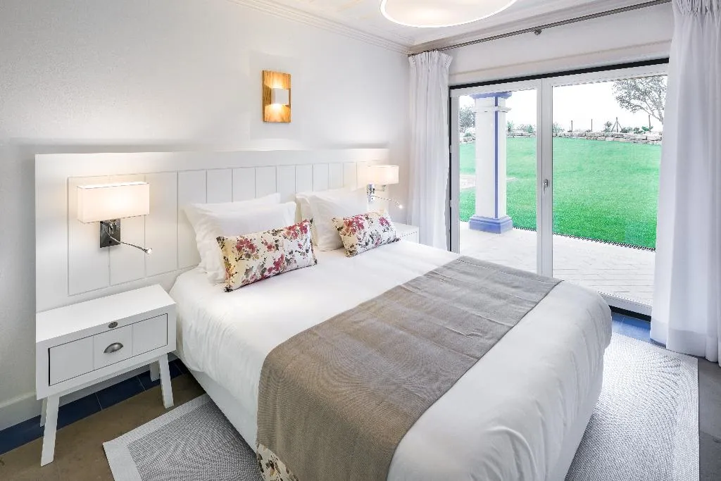 VILLA FOUR BEDROOMS Room, Shantivillas, Algarve